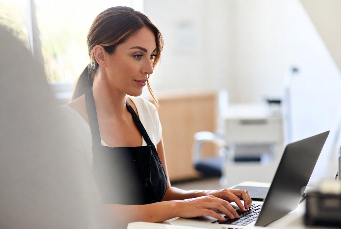 Texas cosmetologist completing Texas cosmetology CE requirements on laptop